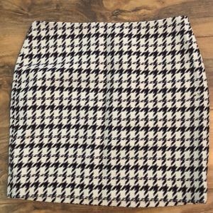 White House Black Market | Houndstooth Skirt